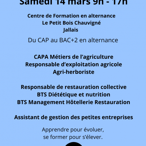 Affiche sur fond bleu annonçant les Journées Portes Ouvertes : samedi 14 mars, de 9h à 17h. Lieu : Centre de formation en alternance – Le Petit Bois Chauvigné, Jallais. Mention : “Du CAP au BAC+2 en alternance”. Formations listées : CAPA Métiers de l’agriculture, Responsable d’exploitation agricole, Agri-herboriste, Responsable de restauration collective, BTS Diététique et nutrition, BTS Management Hôtellerie Restauration, Assistant de gestion des petites entreprises. Slogan : “Apprendre pour évoluer, se former pour s’élever.” En bas : logo MFR/CFA Le Petit Bois Chauvigné Jallais, une illustration d’une personne aux jumelles, coordonnées 02 41 64 15 65 et cfp.jallais@mfr.asso.fr , et un QR code.